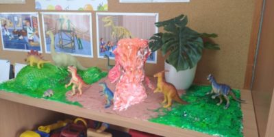 Dinozaury i wulkan
